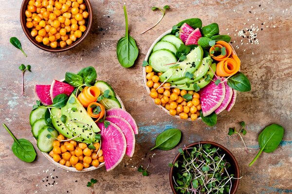 Bol de vegetales y granos con colores variados